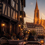 ville à visiter Strasbourg terrasse et cathédrale au soleil couchant