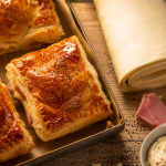 Recette feuilleté salé croustillant en 30 minutes, feuilletés jambon-fromage dorés