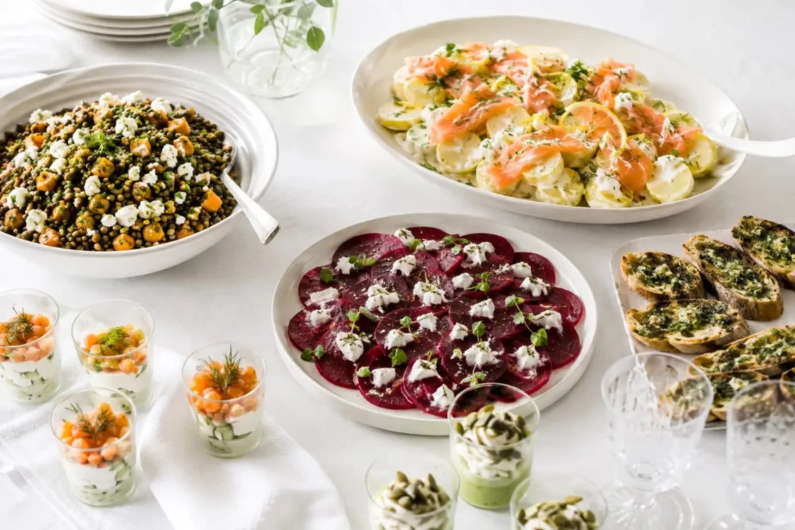 Buffet varié d'entrées froides pour un repas d'été